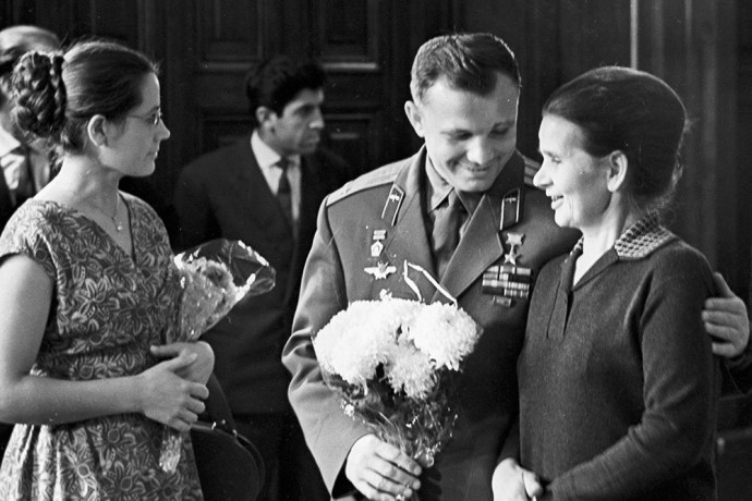Юрий с женой и матерью Валентины Терешковой.