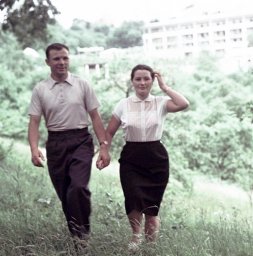 Гагарин с супругой