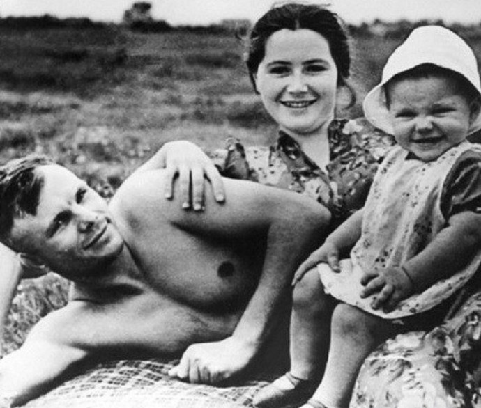 Гагарин с семьёй